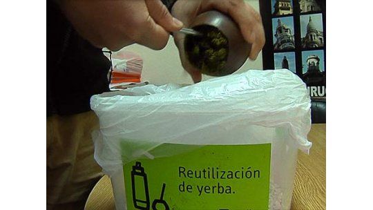 Jóvenes discapacitados trabajan en programa de reciclaje de yerba