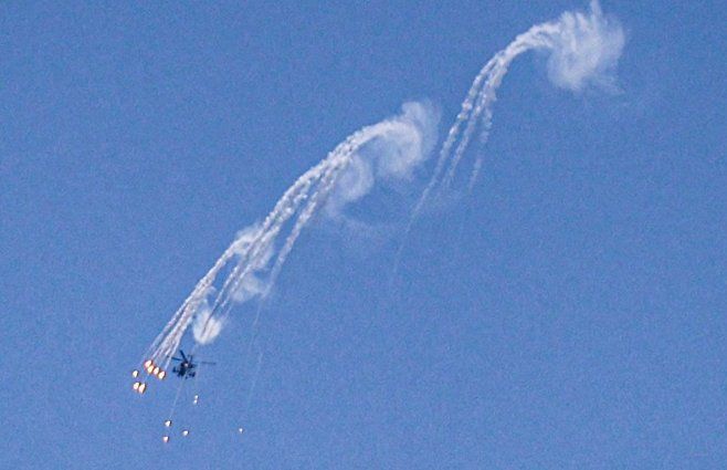 Foto: AFP. Un helicóptero de la Fuerza Aérea de Israel lanza bengalas durante un sobrevuelo sobre la Franja de Gaza, el 14 de abril de 2024