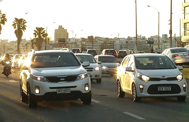 transito-autos-rambla-montevideo.jpg