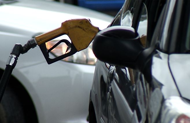 Gobierno mantiene el precio de los combustibles y del supergás en abril