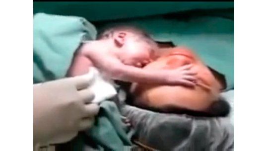 Recién nacido no quiere que lo separen de su mamá