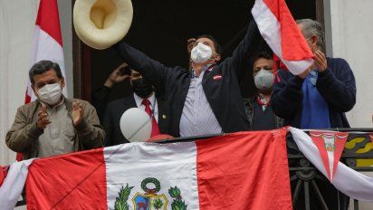 Castillo salud a a sus adherentes en Lima