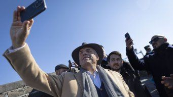 Orsi y parte de la delegación oficial en la Gran Muralla China. Foto: Presidencia.