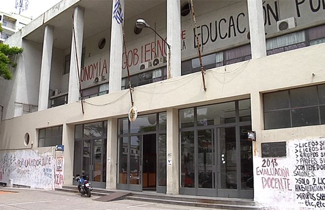 Los gremios estudiantiles dejan en las paredes mensajes de preocupación por falta de infraestructura en el local del Instituto de Profesores Artigas (IPA)
