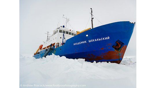 Buque ruso atrapado por el hielo de la Antártida espera rescate