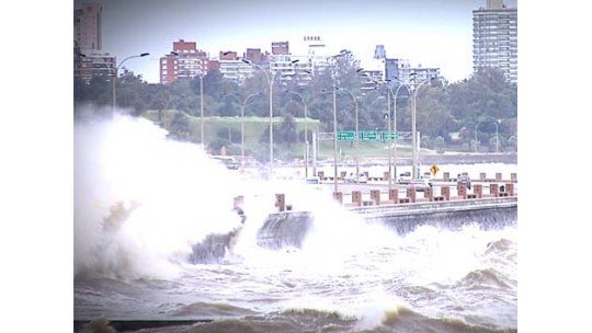 Advertencia naranja por fuertes vientos y abundante lluvia