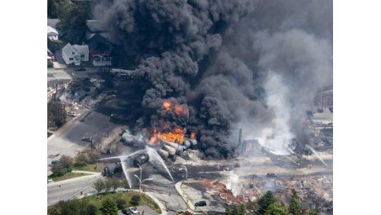 Explosión de tren en Canadá deja tres muertos y poblado destruido