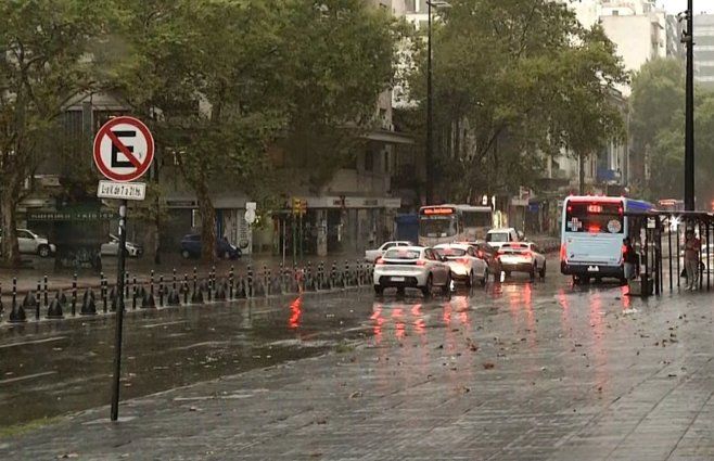 Foto: canal 10. Avenida 18 de Julio y Magallanes, en Montevideo, en la mañana de este martes.