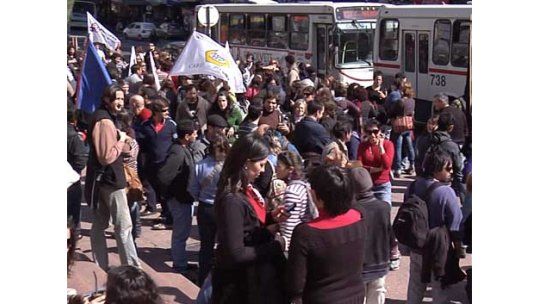 Docentes y funcionarios de salud se unen contra el gobierno