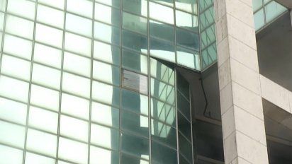 caos en ciudad vieja: vientos fuertes arrancaron un cristal de la torre ejecutiva