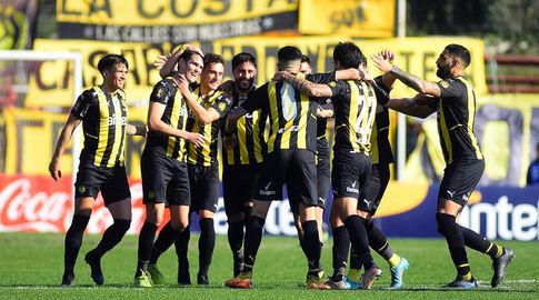 Con el partido entre Albion y Torque, volvió el fútbol uruguayo