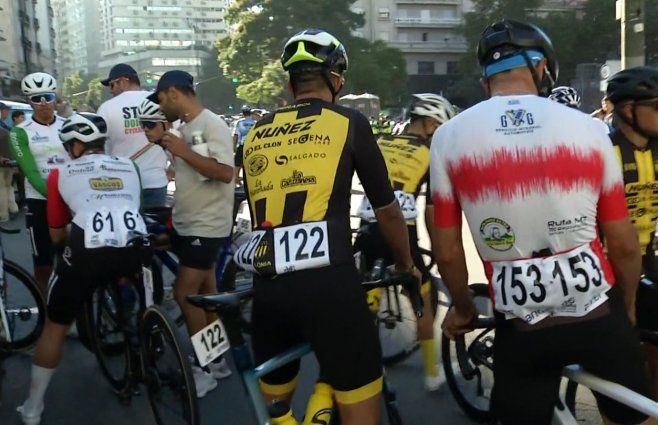 Foto: Canal 10. Corte frente a la IMM por largada simbólica de Vuelta Ciclista.