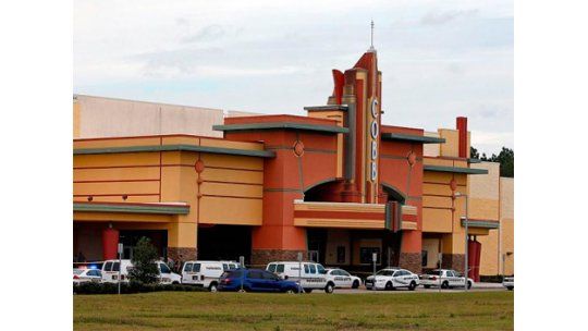 Molesto porque enviaban SMS un hombre abrió fuego en cine en EEUU