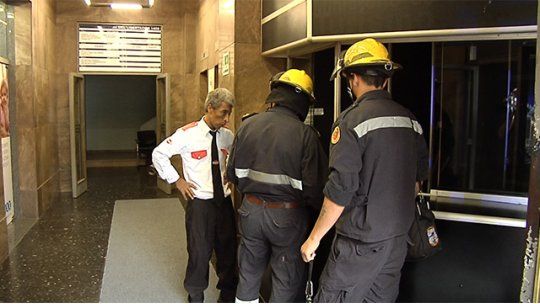 Guardia de seguridad rescató a personas atrapadas en ascensor por apagón