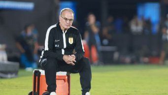 Bielsa en su clásica postal, sentado sobre la heladerita. Foto: FocoUy