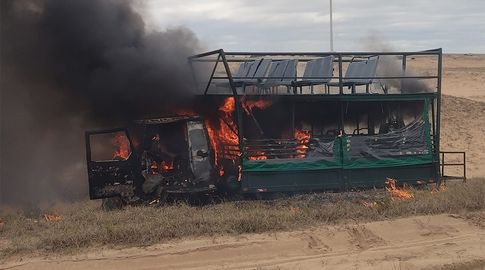 Incendio afectó camión de transporte de pasajeros en Cabo Polonio cuando llevaba a unas 16 personas