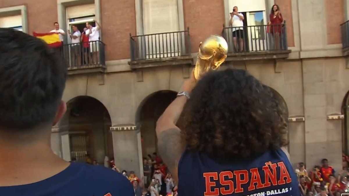 ¡España, de fiesta! Los campeones del mundo comienzan su gira triunfal por Madrid