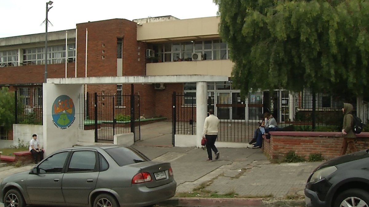 Madre denuncia que su hija fue golpeada a la salida del liceo; le pegaron patadas en la cabeza, cara y todo el cuerpo, dijo