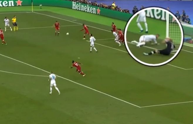 Ramos, un especialista en el área rival. Karius ya está en el suelo. Se levantará a pura adrenalina, pero con una disfunción espacial visual