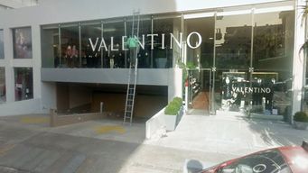 un empresario fue imputado por vender ropa falsa de valentino en punta del este