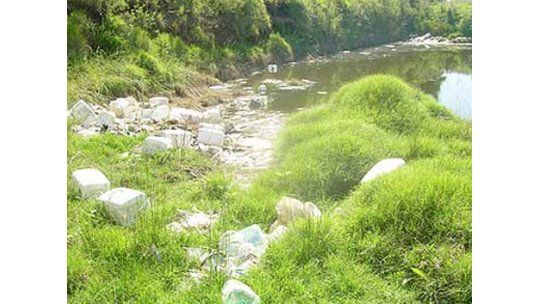 Denuncian basural de agrotóxicos cerca de escuela en Paysandú