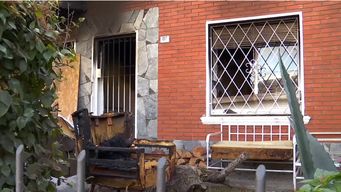 policias con ayuda de vecinos rescataron a dos mujeres mientras se incendiaba su casa en sayago