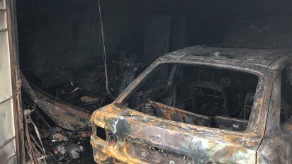 un auto estacionado en un garaje se prendio fuego y afecto parte de la casa lindera