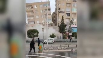 la tragedia de turquia en imagenes: derrumbes y busquedas entre los escombros