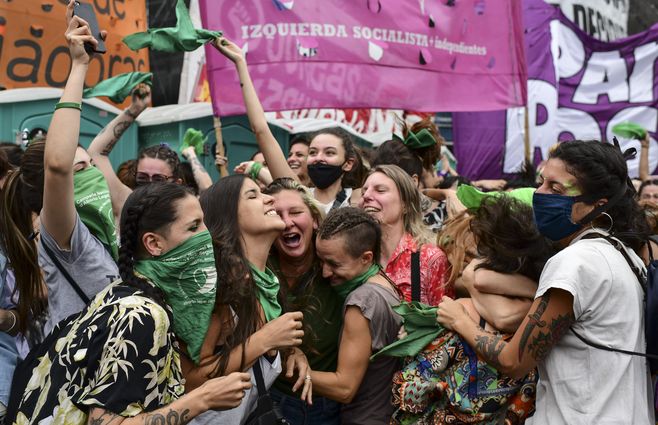 Activistas pro-aborto celebran frente al Congreso en Buenos Aires