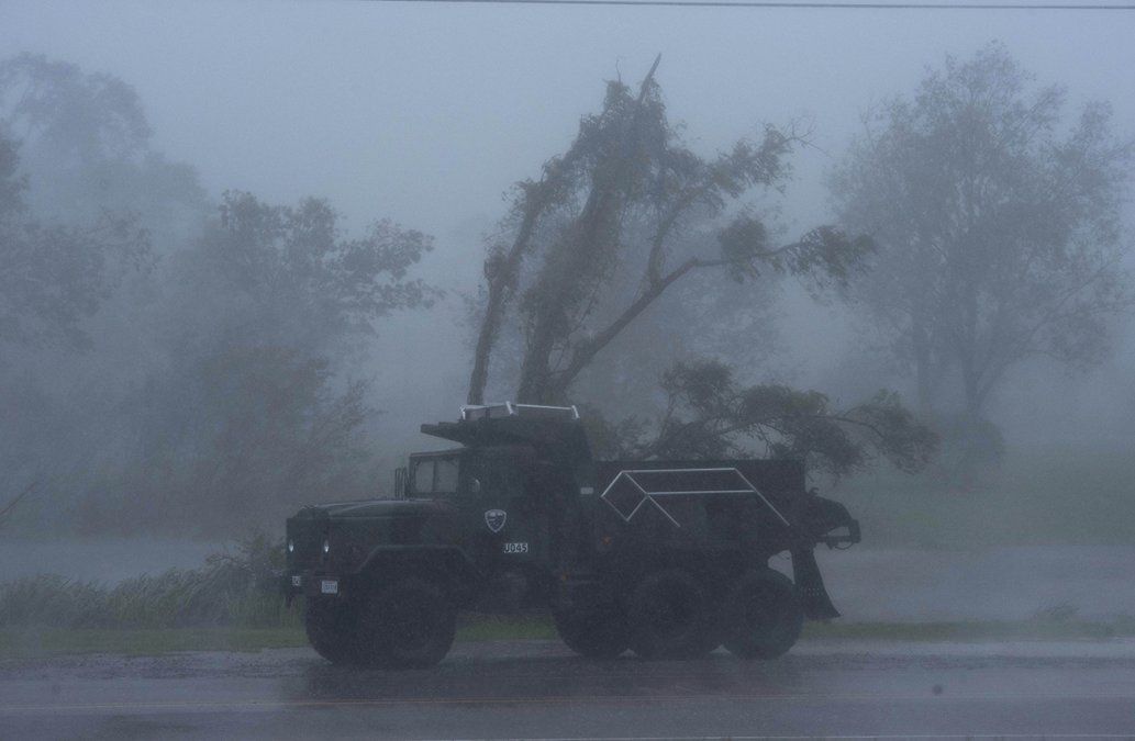 Fuertesvientos y lluvia debido al paso del huracán Ida por Luisiana. Elhuracán azotó la costa de Luisiana el domingo como una poderosatormenta de categoría 4,16 años después de que el mortal huracánKatrina devastó el sur de EE. UU..&nbsp;
