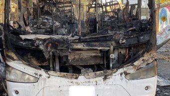 El ómnibus incendiado en el que iban a viajar a Colonia estudiantes de liceo. Foto: Bomberos.