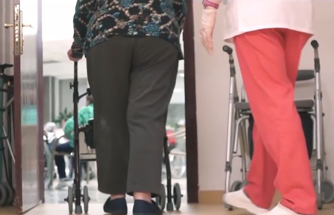hogar-anciano-abuela-enfermera.jpg