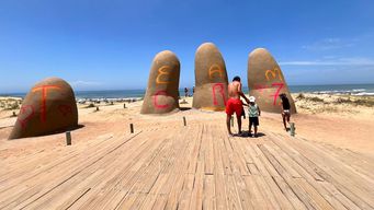 La Mano de Punta del Este, vandalizada por una mujer. Foto: Valentina Larrosa, enviada a Subrayado.