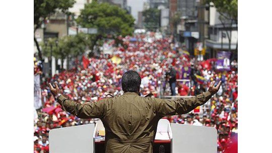 Maduro prometió aumentar 45% el salario mínimo si gana el domingo
