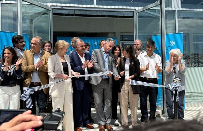 Orsi corta la cinta, junto a Cosse, Mahía, Cardona y Lucía Topolansky, entre otras autoridades. Foto: Yandira Castro, Subrayado.