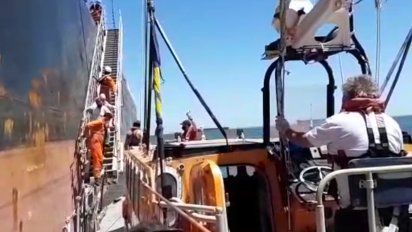 asi evacuaron al tripulante de un buque que tenia sintomas de paro cardiaco