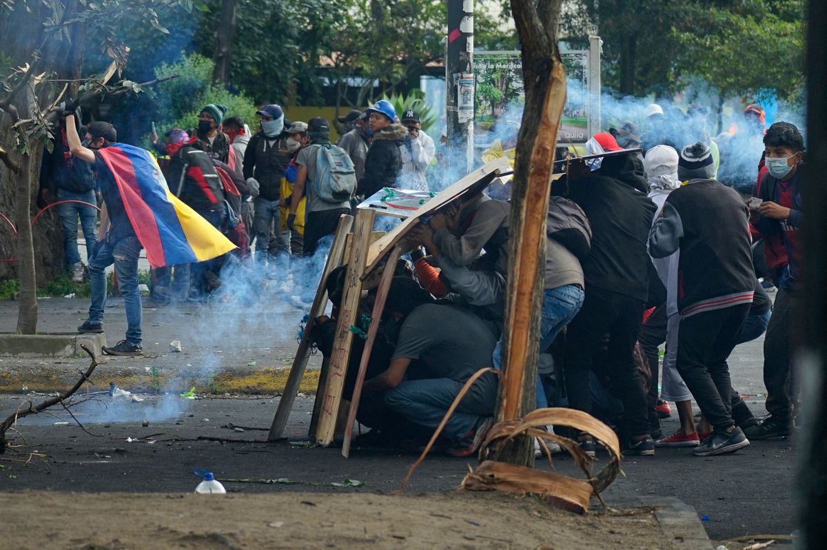 Manifestantes chocan con la policía en los alrededores de la Casa de la Cultura Ecuatoriana en Quito, el 22 de junio de 2022, en el décimo día consecutivo de protestas lideradas por indígenas contra el gobierno. Foto: AFP.