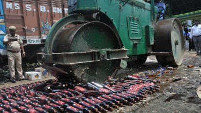 Operativos policiales destruyó producción de alcohol clandestino en India.