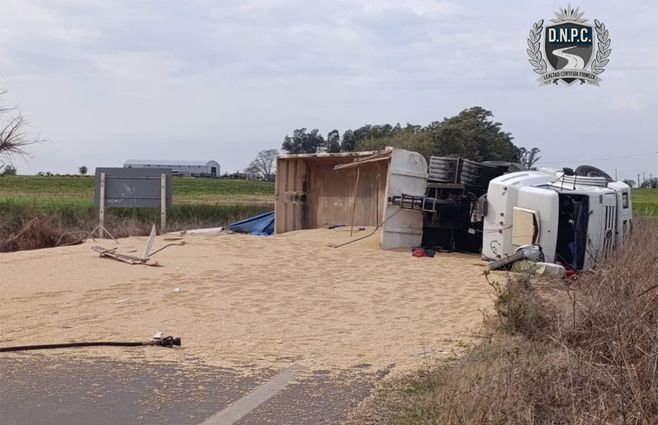 camion-vuelco-soja-caminera-2