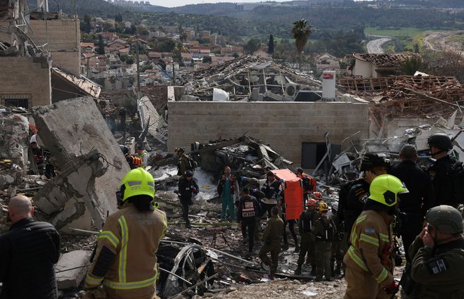 Rescatistas trabajan en zona de ataques iraníes en Israel. Foto: AFP