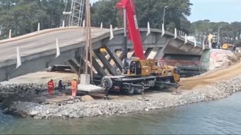 trabajan contrarreloj para colocar las vigas que eviten colapso del puente de la barra