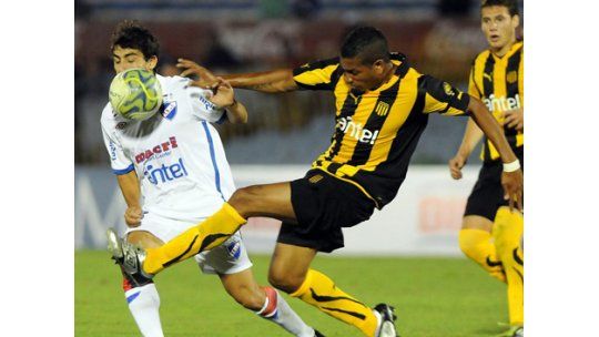 Peñarol ganó el clásico y pasó a la final de la Copa Bimbo
