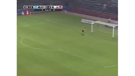 Récord en el fútbol japonés: gol de cabeza desde 58 metros