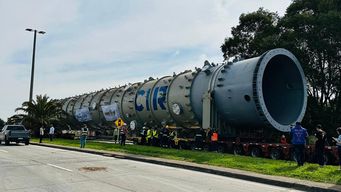 La inmensa columna o chimenea en los momentos previos de cruzar el puente de bulevar Artigas y los accesos. Foto: Yanina Gasañol, Subrayado.
