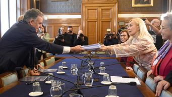 Orsi recibe informe de manos de Argimón. Foto: Foco UY
