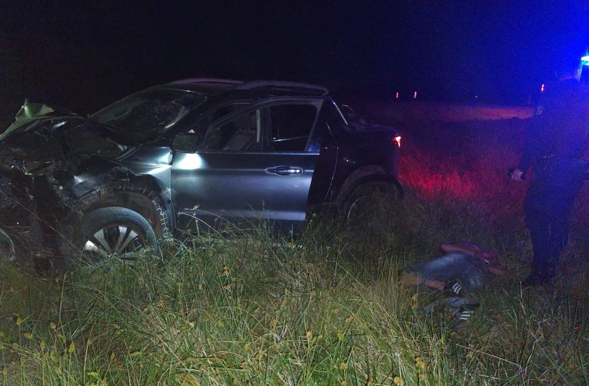 Foto: Policía de Salto. Camioneta chocada y sospechoso arrestado.