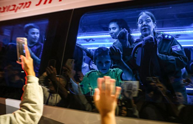 Rehenes de Hamás liberados retornan a Israel. AFP.