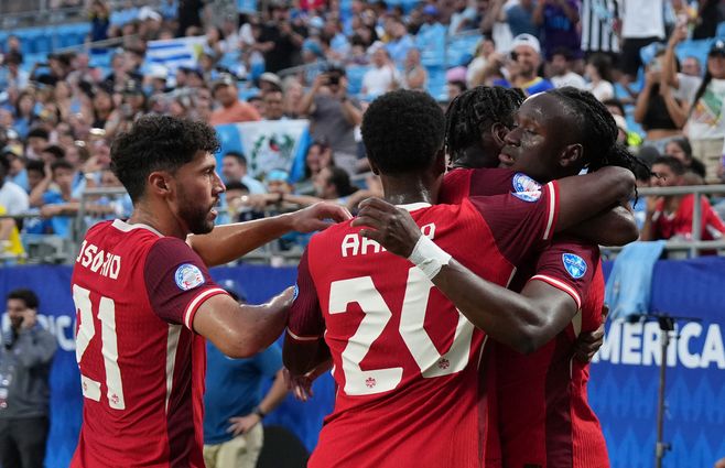 Canadá festeja el empate. AFP