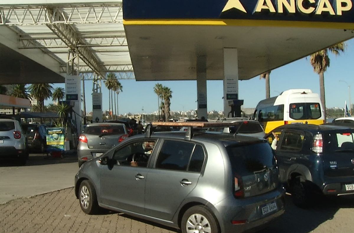 Estaciones de servicio con más clientes de lo habitual ante la suba de combustible y el feriado: "Lo están llenando"