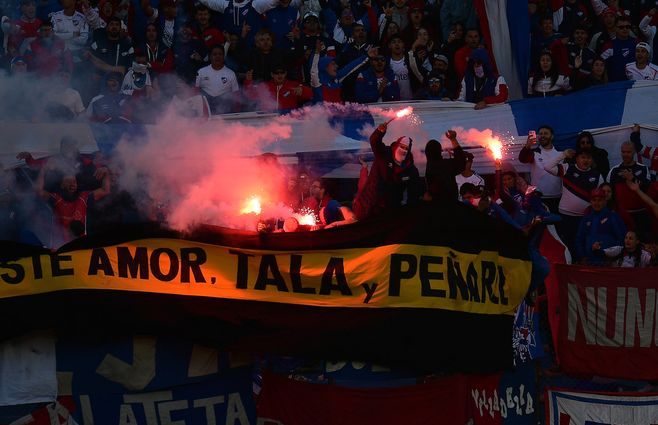 focouy-hinchada-nacional-bengalas-tribuna-colombes-hinchas.jpg